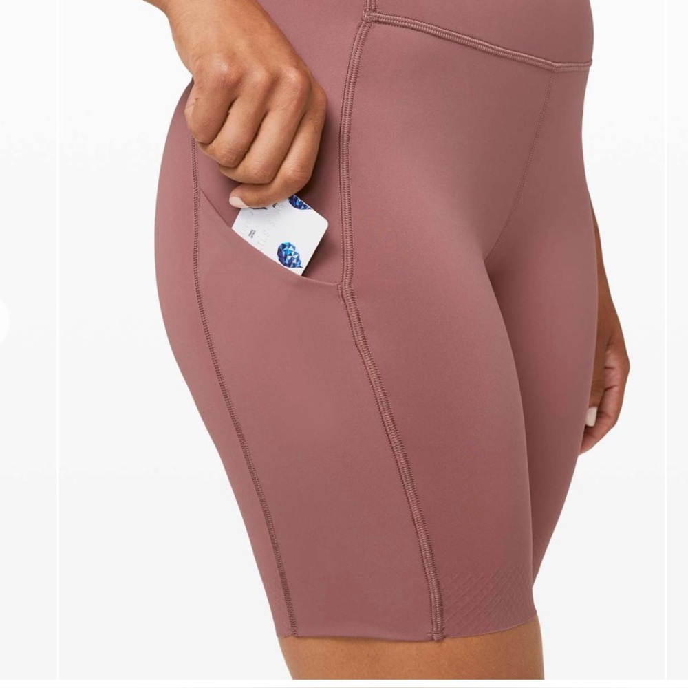 lululemon X Barrys Stronger as One High-Rise
Short 8" in red dust size 4